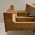 Vaskeskab i massiv eg – Linea | Oak Elements