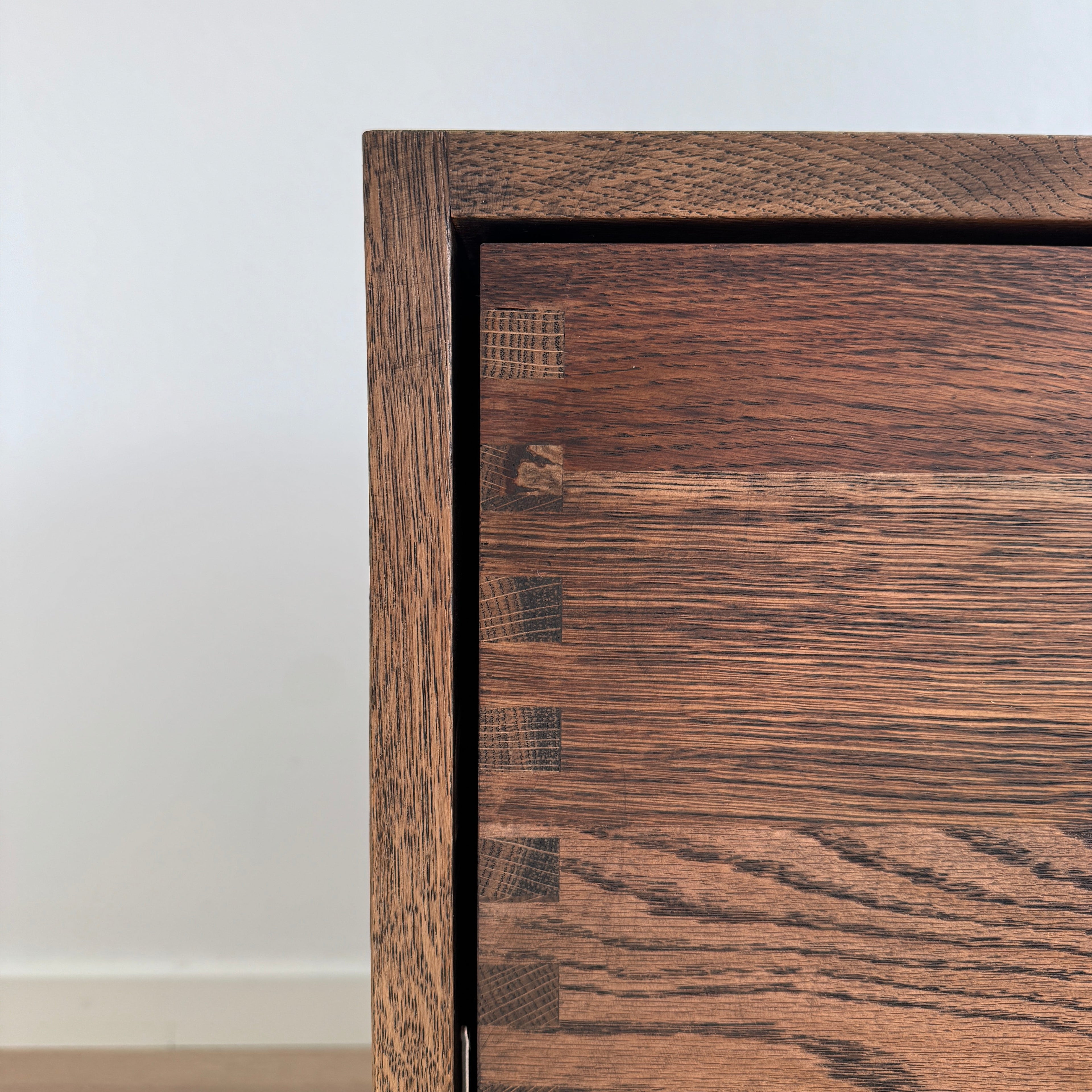 Vaskeskab i massiv eg – Aero | Oak Elements