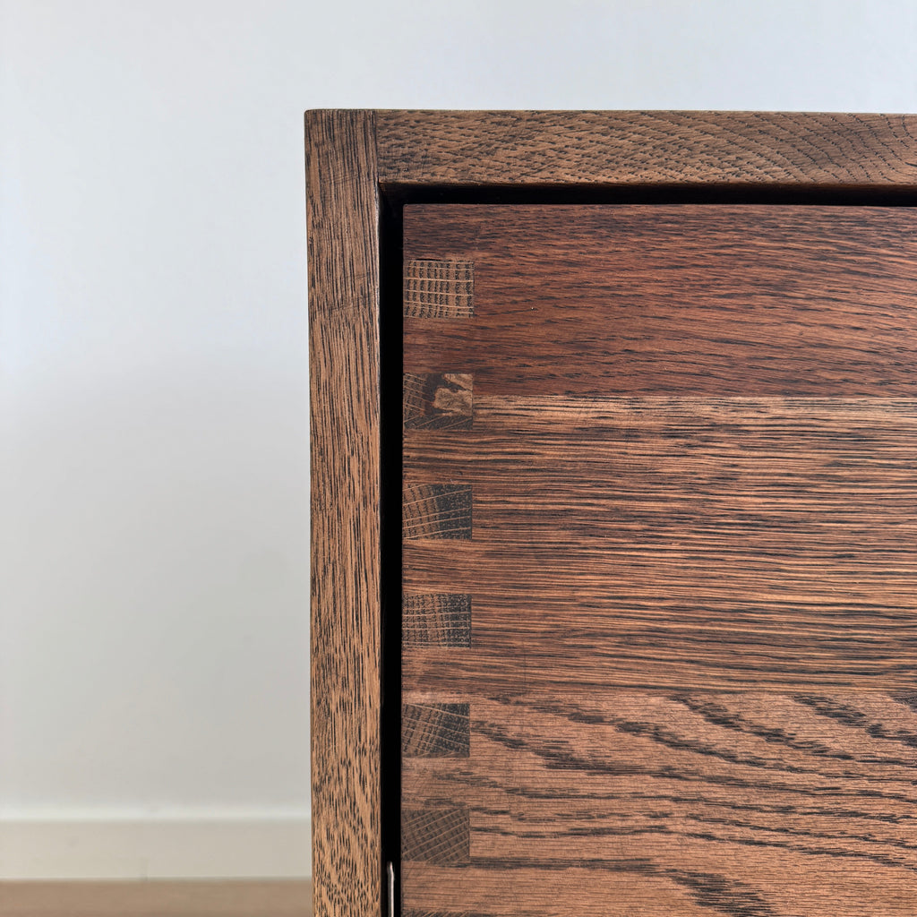 Vaskeskab i massiv eg – Linea | Oak Elements